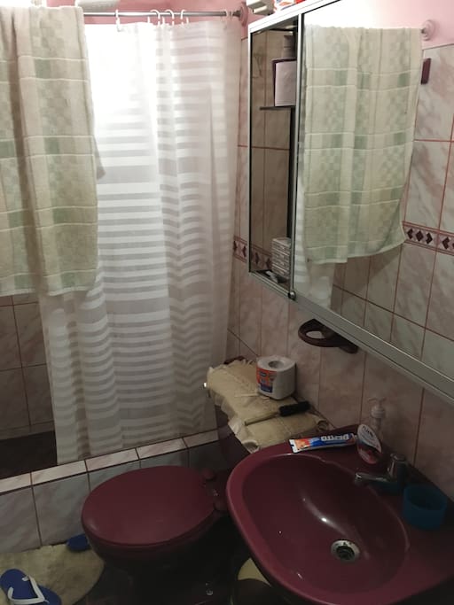 Único baño completo con agua caliente.