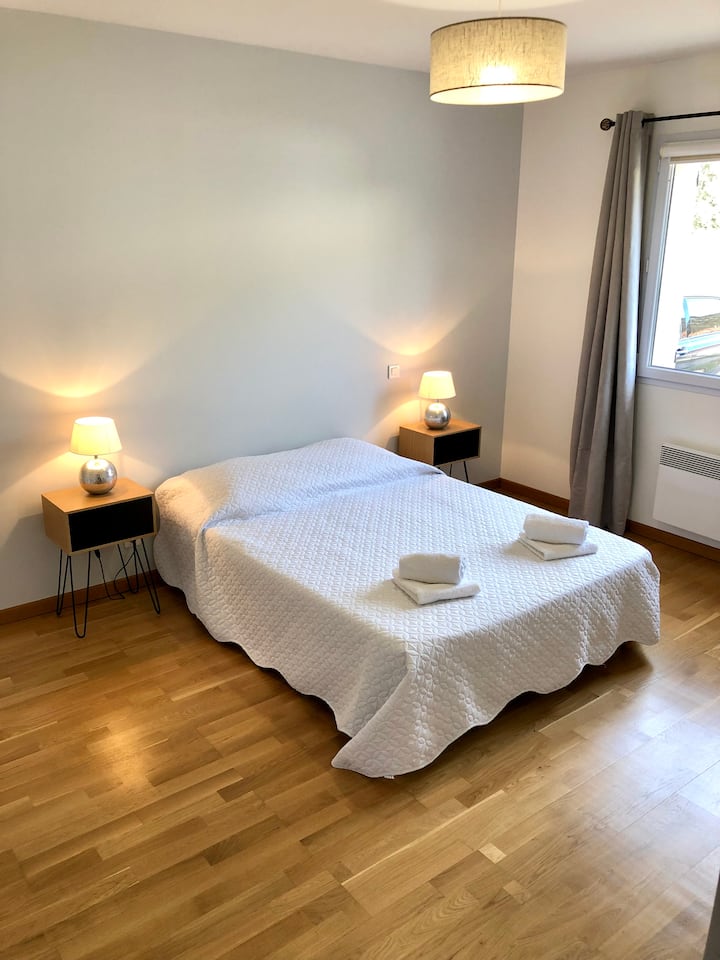 غرفة متميزة بمساحة 14 مترًا مربعًا تضم سريرًا واحدًا 140 × 190 وغرفة ملابس مستقلة بمساحة 3 متر مربع

إمكانية إضافة سرير إضافي واحد أو سرير أطفال