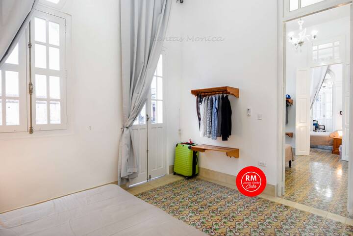 חדר שינה #1 עם 2 מיטות יחיד שתוכלו לארגן למיטה אחת גדולה יותר, מזגן, כספת למסמכים וכסף,  קולבים, גישה למרפסת וחדר רחצה פרטי