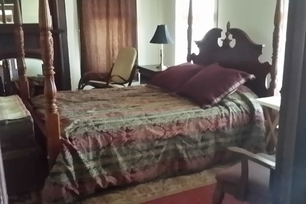 Master bedroom. Queen size.