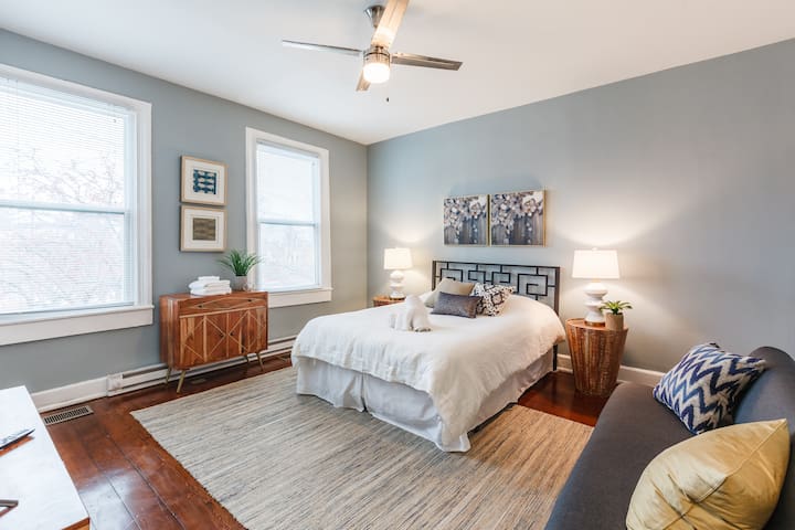 ♥ Stylish Flat in Walkable Downtown w/ Parking