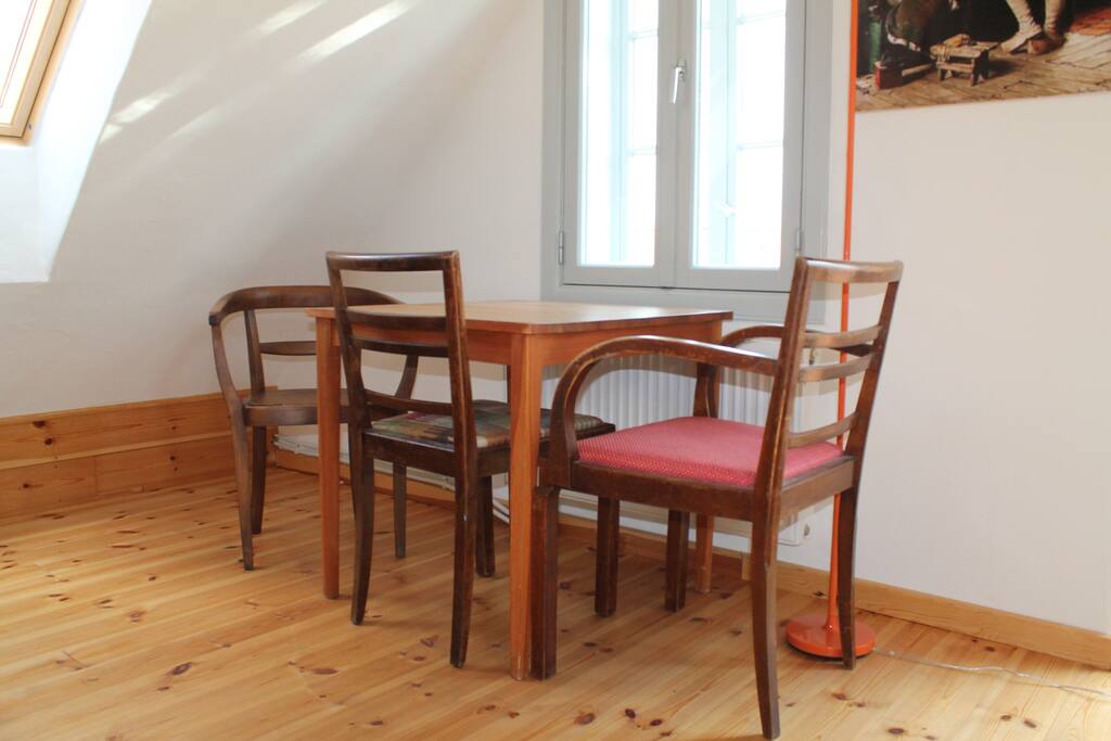 Tisch mit Stühlen im Zimmer