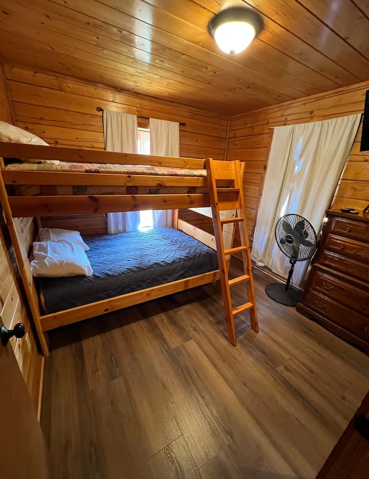 Chumba cha kulala cha wageni. Vitanda 2 vya ukubwa kamili, TV, kabati la nguo na dawati. 