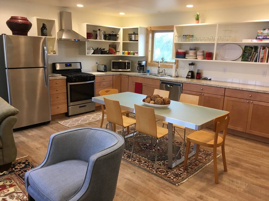 Open floor plan perfect for small group or family. Full kitchen with eating area for 6.