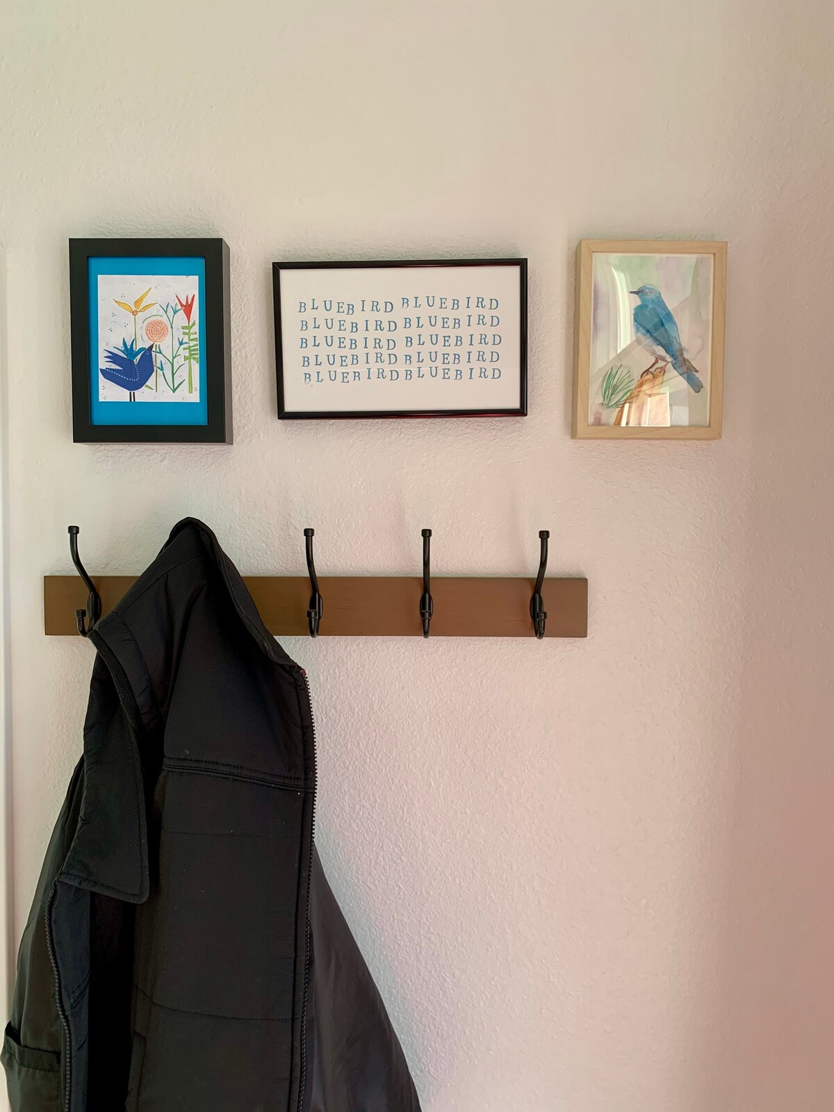 Sve u vezi s Bluebirdom je šarmantno; ispunjena je originalnom, lokalnom umjetnošću i bojama!