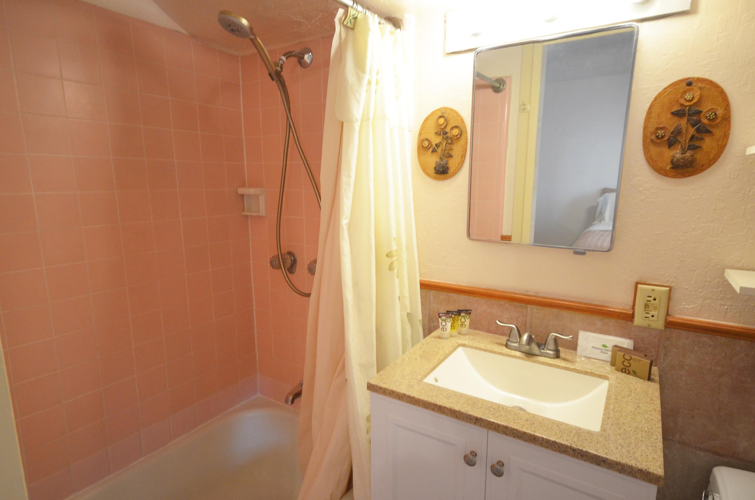 Condo in Honolulu · ★4.49 · Studio · 1 bed · 1 bath - Image 6