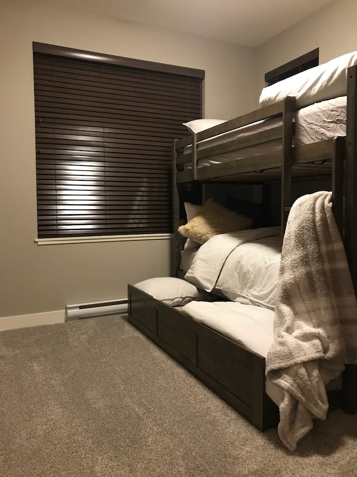 Chambre secondaire avec lits superposés triple