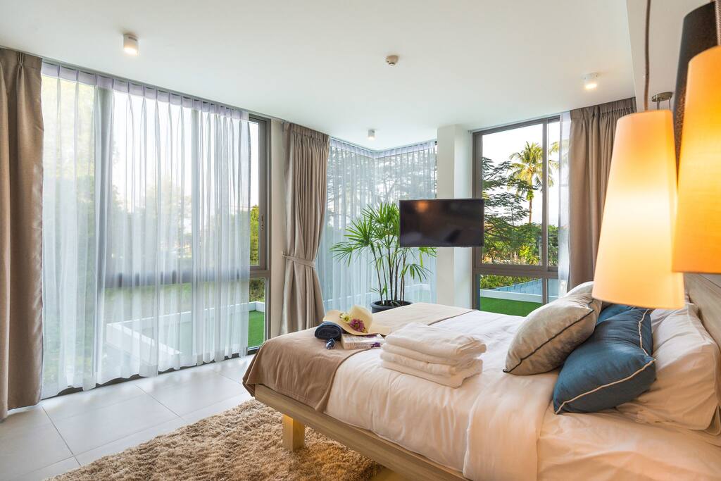 Bedroom with air conditioning, TV and mountain view