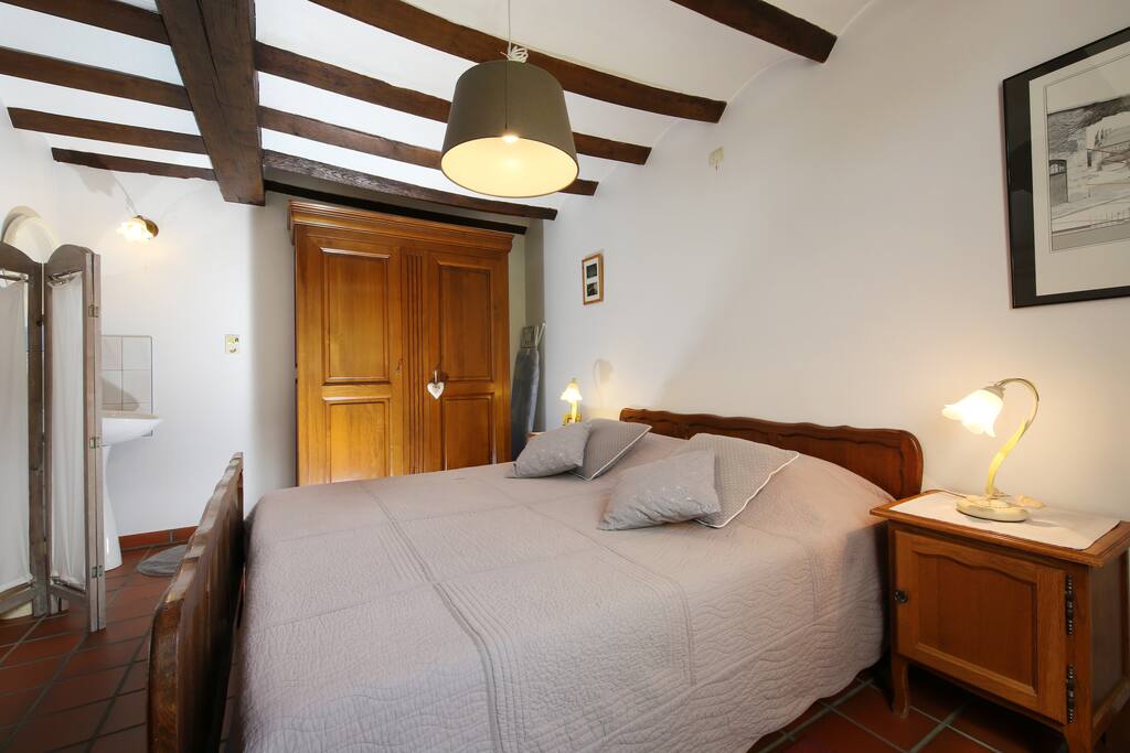 chambre au rez-de chaussée avec lavabo
