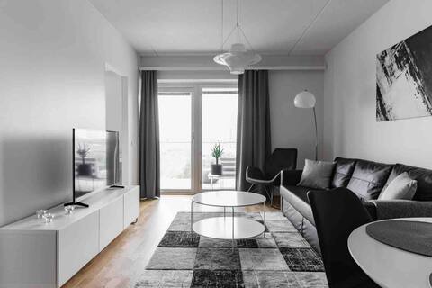 Beautiful 1BR Apt Next To Railway Station