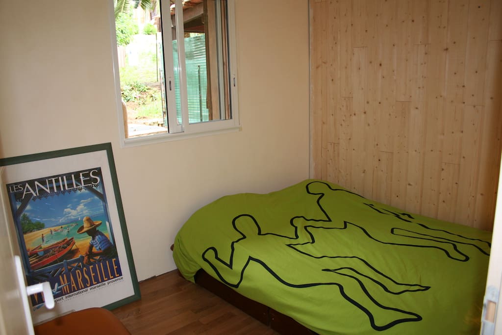La chambre avec un lit double