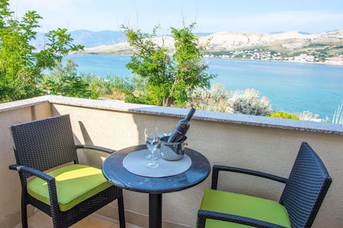 Popular Airbnb listing: Studio apartment for 2 with sea view balcony in Grad Pag