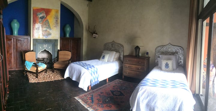 Habitación doble con dos dormitorios.