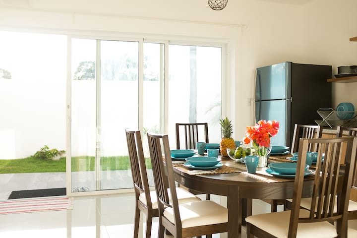 Jiko lililo na vifaa kamili katika sehemu ya kuishi iliyo wazi