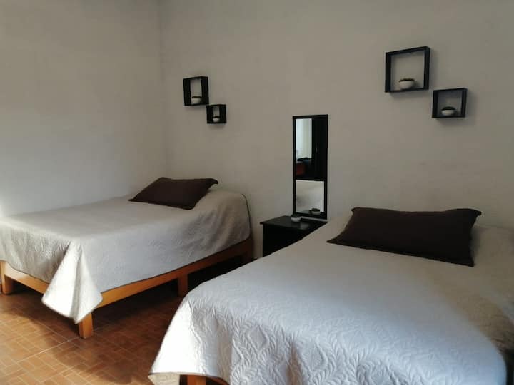 Spavaća soba 2.  Ima dva bračna kreveta i ventilator s daljinskim upravljačem.