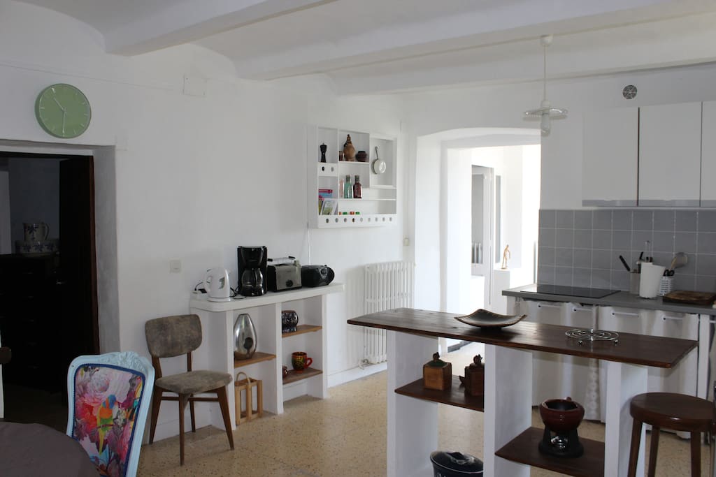 une grande cuisine salle à manger très claire