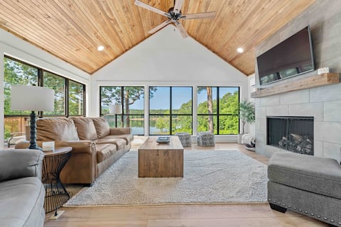 Stunning 4-bedroom Lakehouse on the water!!