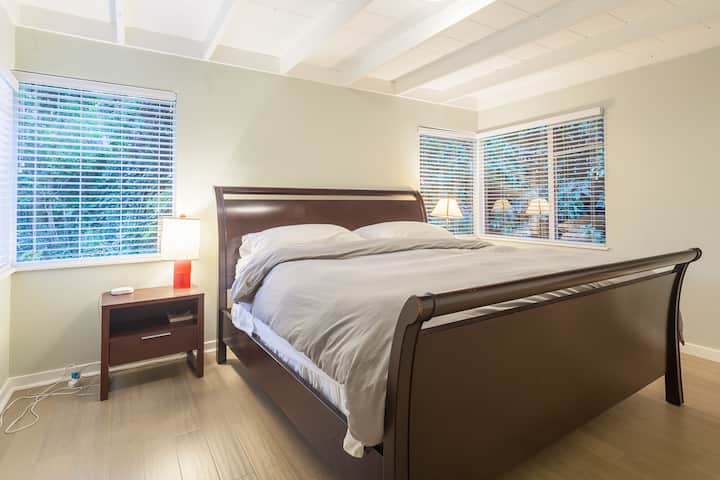 ห้องนอนพร้อมเตียงคิงไซส์