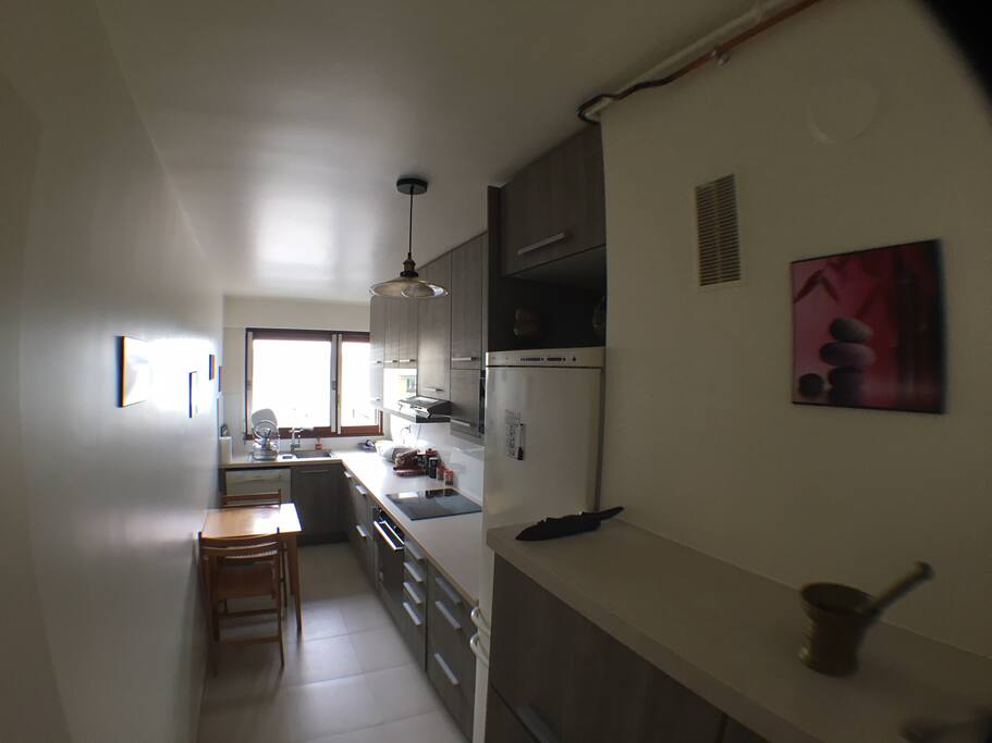 Cuisine 100% équipée, four, plaque, frigo, four micro-onde, petite table pour petit-déjeuner.