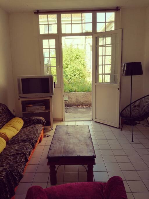 Le salon ouvert sur la terrasse avant.