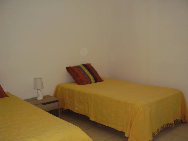 საძინებელი ფანჯრის გარეშე, აუზის იატაკი 