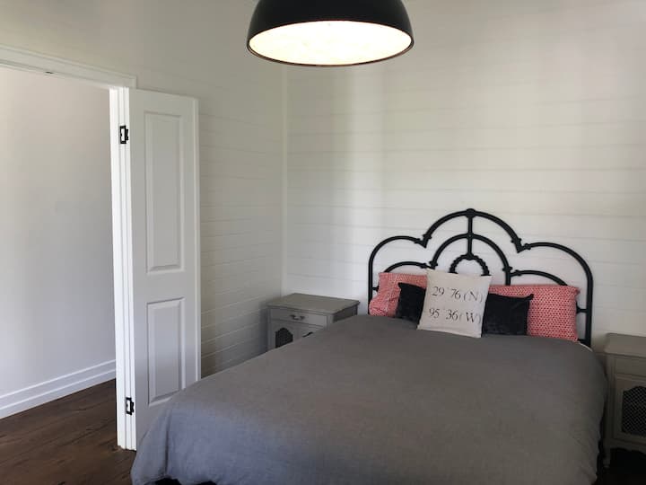 غرفة نوم ثالثة بسرير بحجم كبير