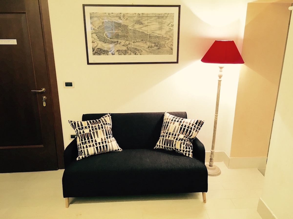 Popular Airbnb listing: Lovely canal view near Rialto, DISINFECTED in Venezia