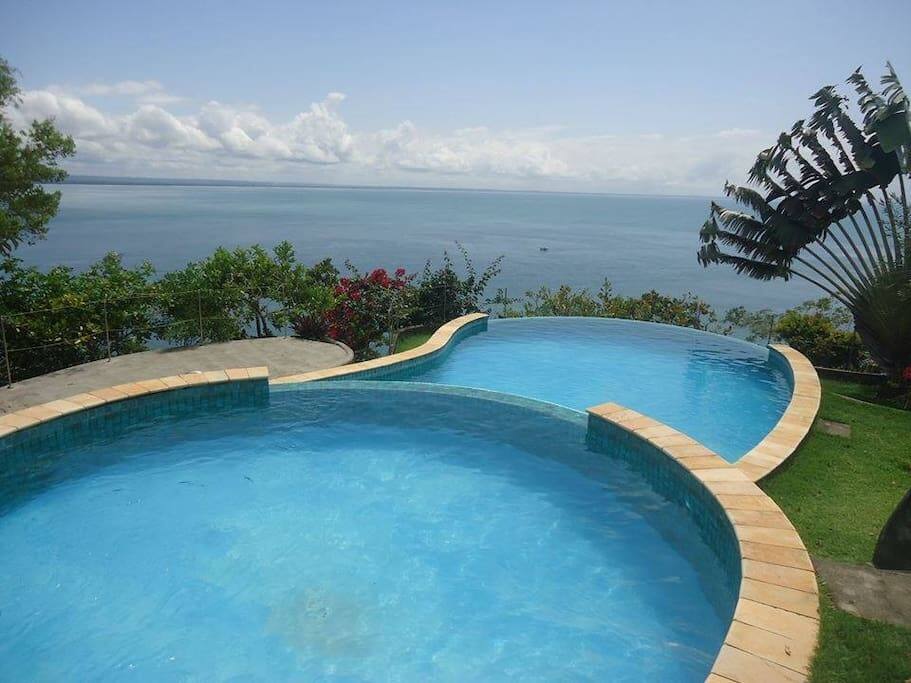 Piscina com incrível vista para o mar
