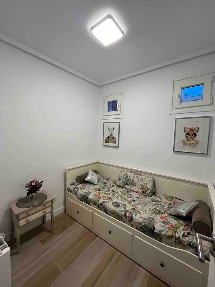 房间有90x200米床 