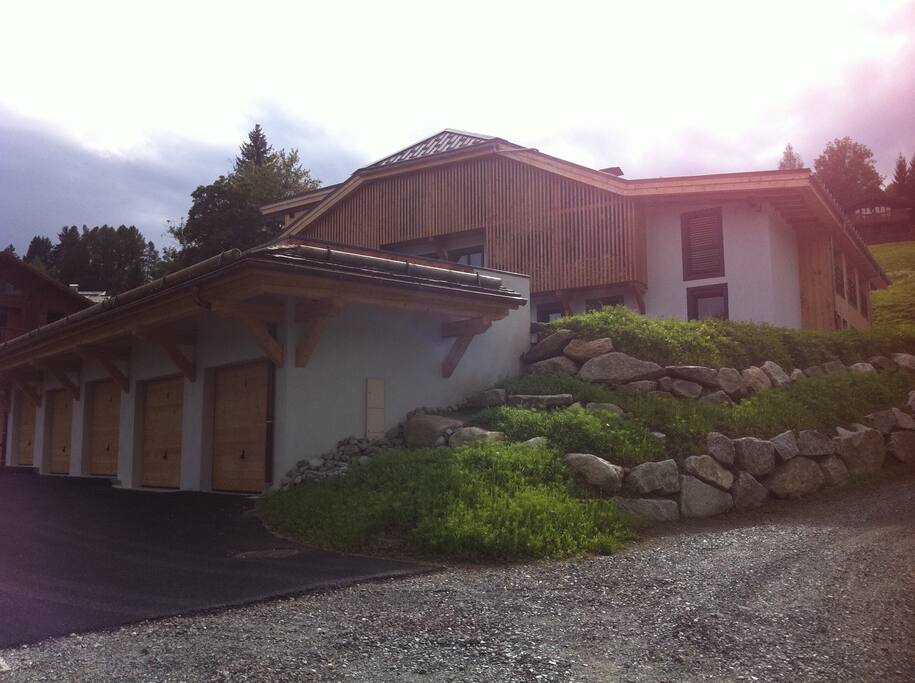 Garage: deuxième porte en partant de la droite permettant de ranger une voiture et de ranger ski/bâtons/chaussures de ski ou vélo.