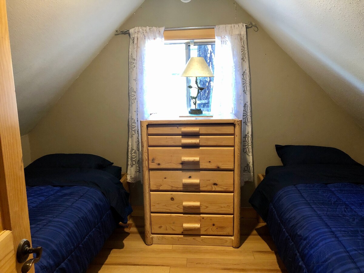 ห้องนอนที่มีฝาแฝดสองคนอยู่ชั้นบน