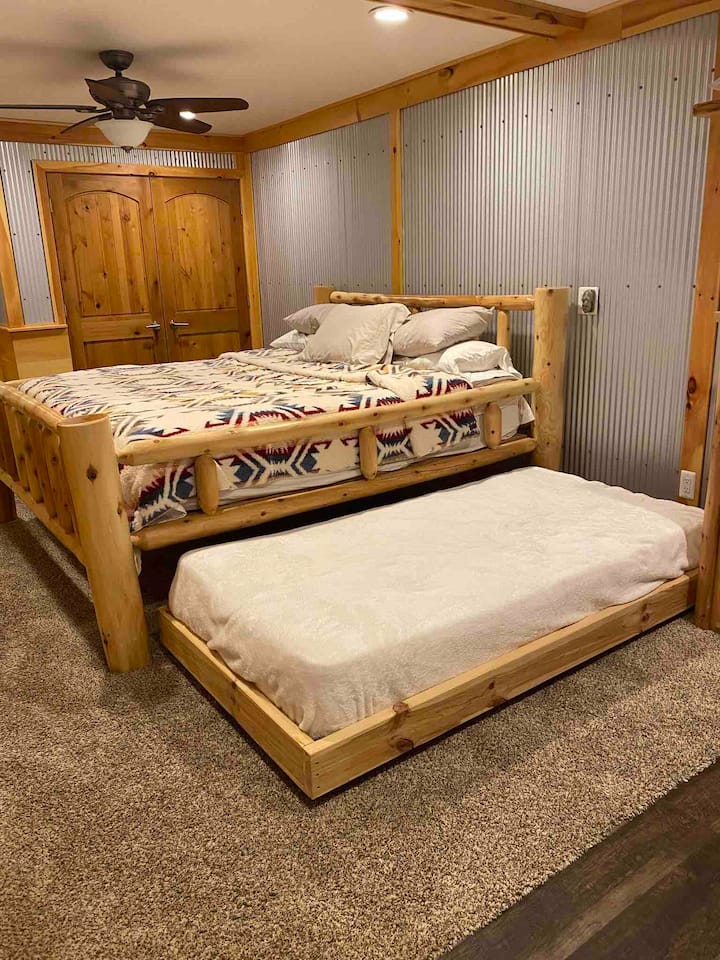 1号和2号主卧室下面有脚轮，可供额外的睡眠选择 