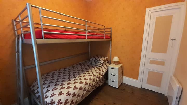 Tamo se ispod mezanina nalazi drugi krevet.