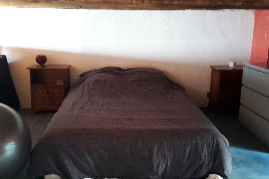 Chambre en mezzanine et salle de sport