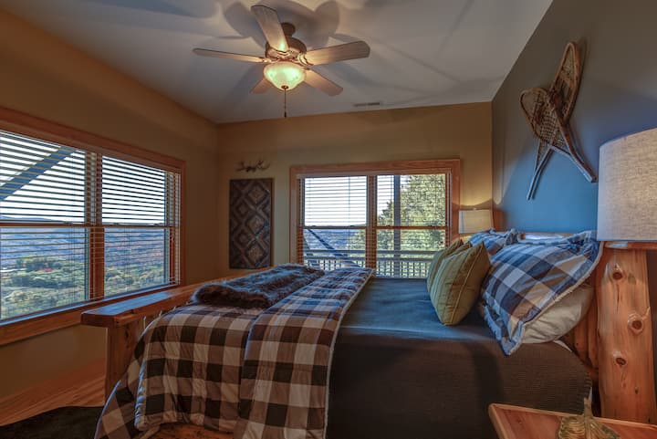 غرفة نوم بسرير كبير للضيوف مع إطلالات استثنائية وأثاث جبلي راقي