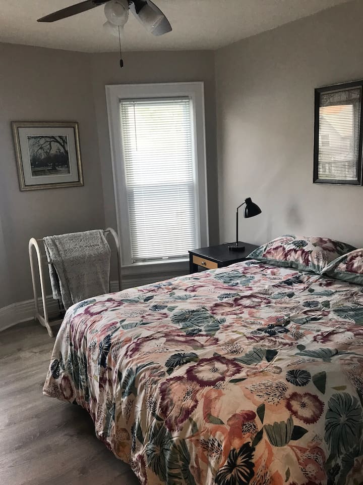 เตียงควีนไซส์ - ชั้นสอง