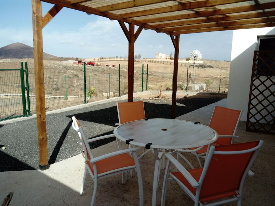 Disfruta del desayuno en la terraza. Start your day enjoying breakfast in the terrace.