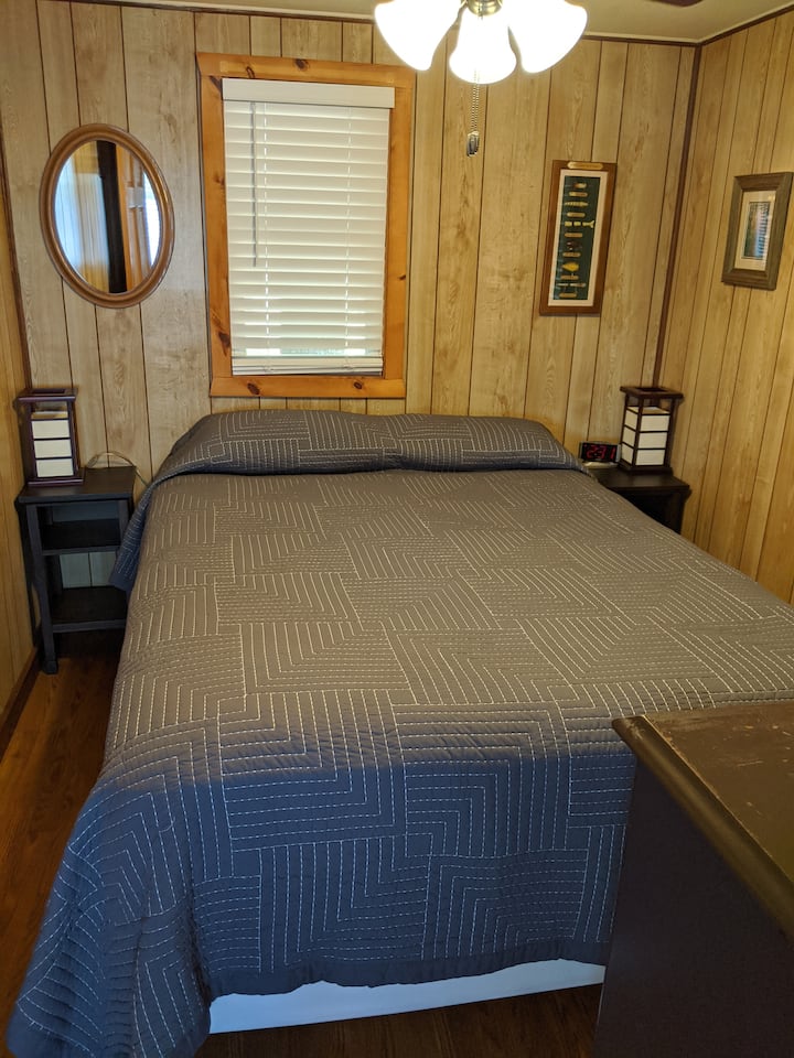 Северна спална соба со брачен кревет (широк 150-179 см)