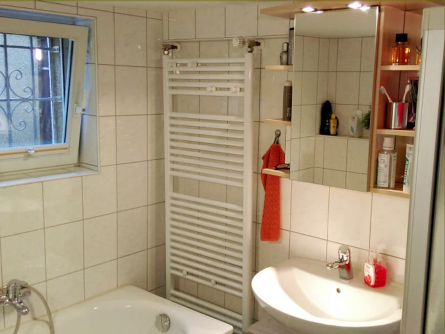 Badezimmer mit Wanne und Dusche