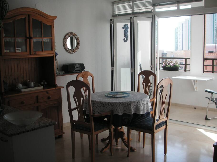 Comedor con vista exterior (piscina)