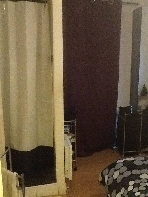 La douche est dans la chambre