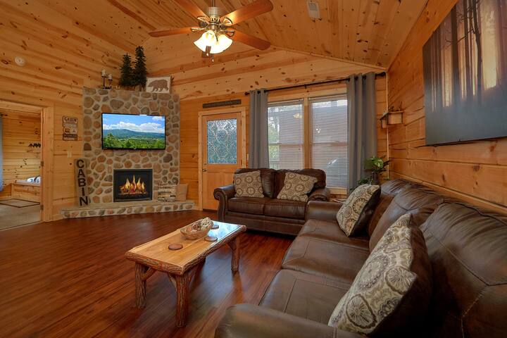 Luxury Cabin! Theater, Arcade, Hot Tub & Location!