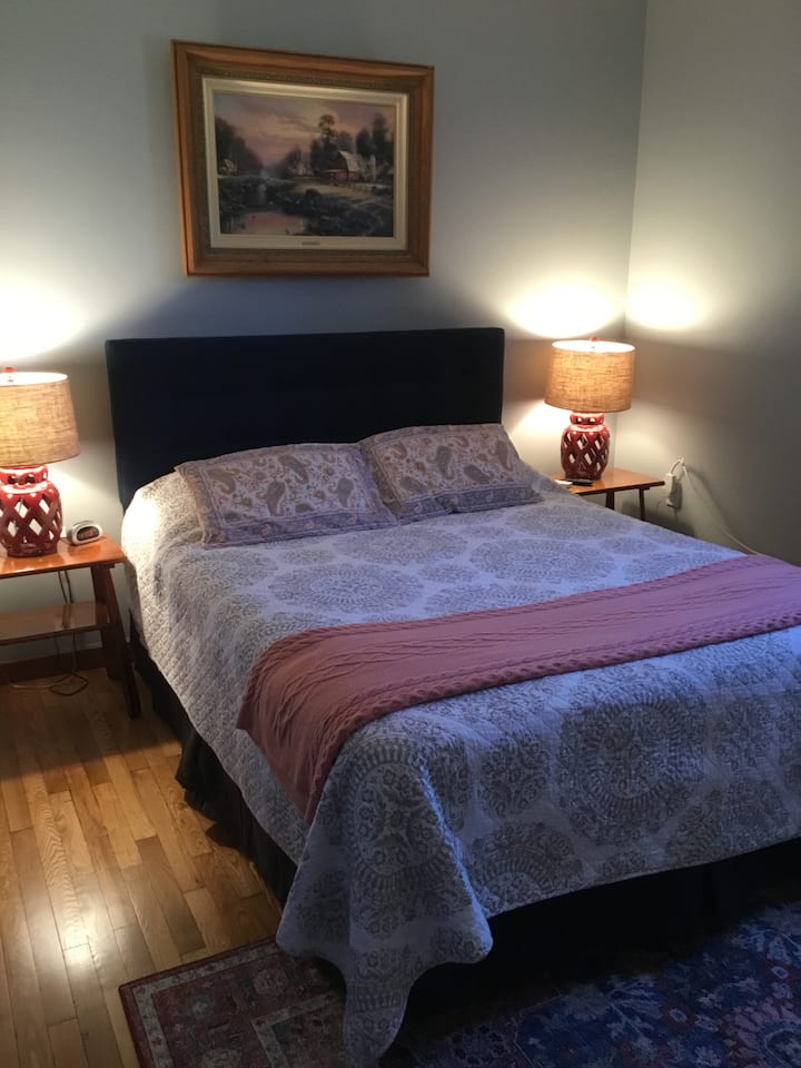 Dormitorio tamaño queen en el primer piso