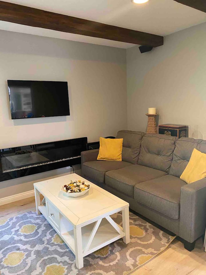 Den na kochi la malkia la kuvuta, TV 2, meko ya umeme na dawati dogo.