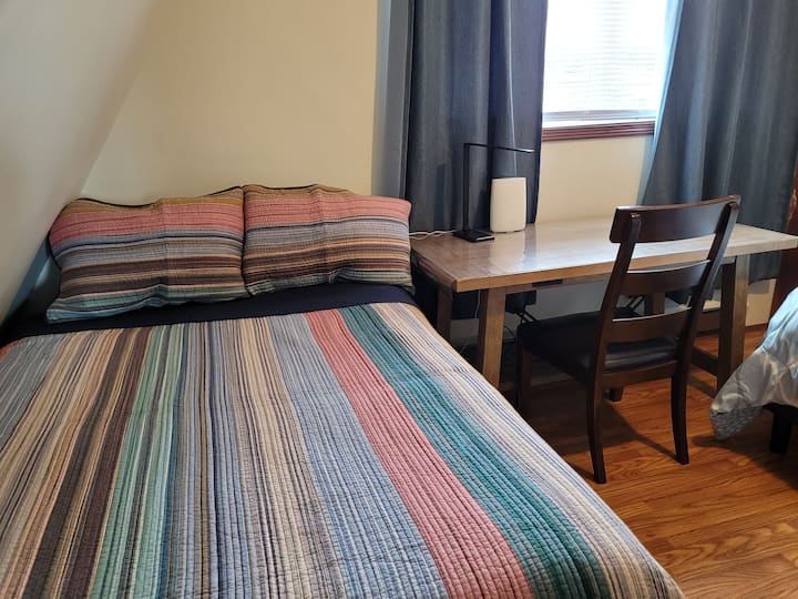 Ქუჩის გვერდითი საძინებელი: სრული საწოლი და სამუშაო მაგიდა