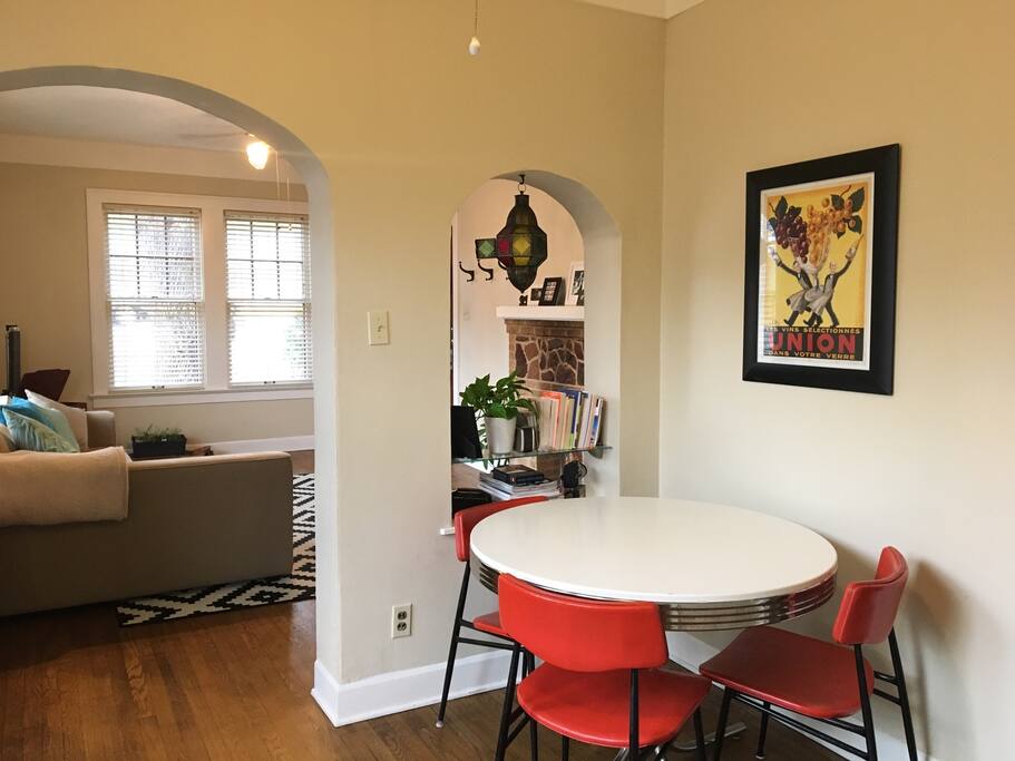 Dining nook, full of light for a wonderful way to enjoy breakfast!