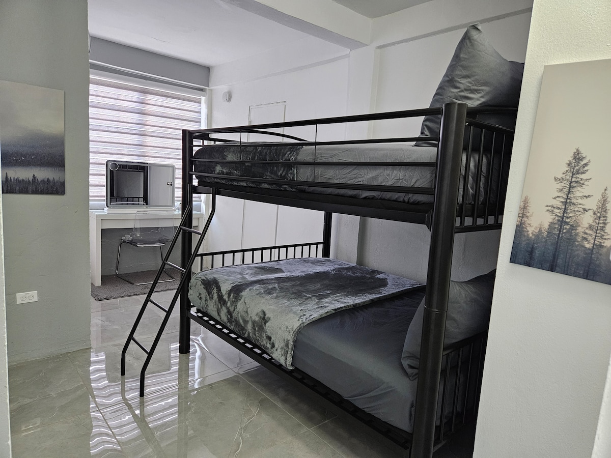 غرفة بسرير بطابقين. 