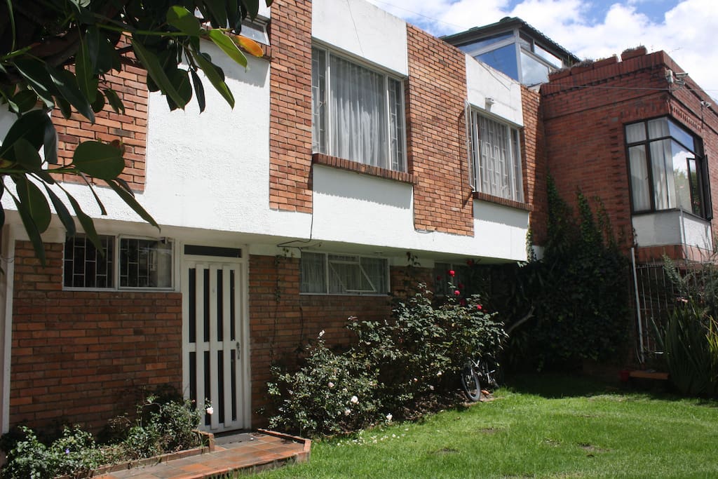 El apartaestudio es en la segunda planta con vista a la calle
The mini-apartment is on the second floor with street view
