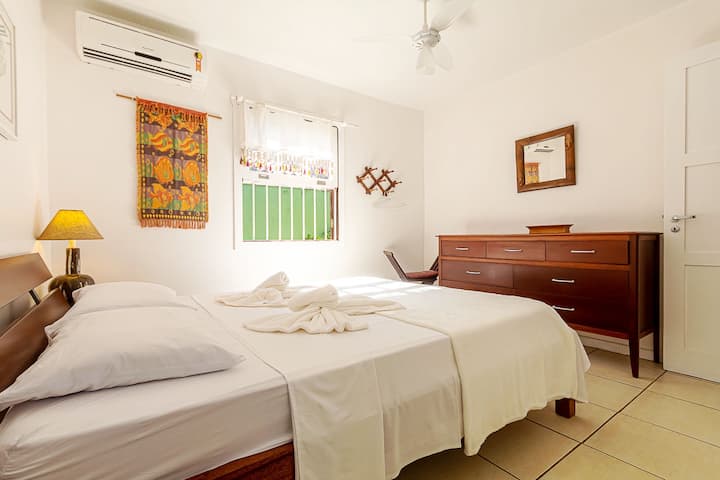 Suite 02 (chumba 02) na kitanda cha watu wawili, feni ya dari na kiyoyozi kilichogawanyika. 