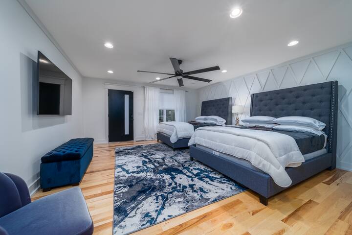 ROOFTOP HOT-TUB WITH DOWNTOWN VIEWS #2 gallery image 5